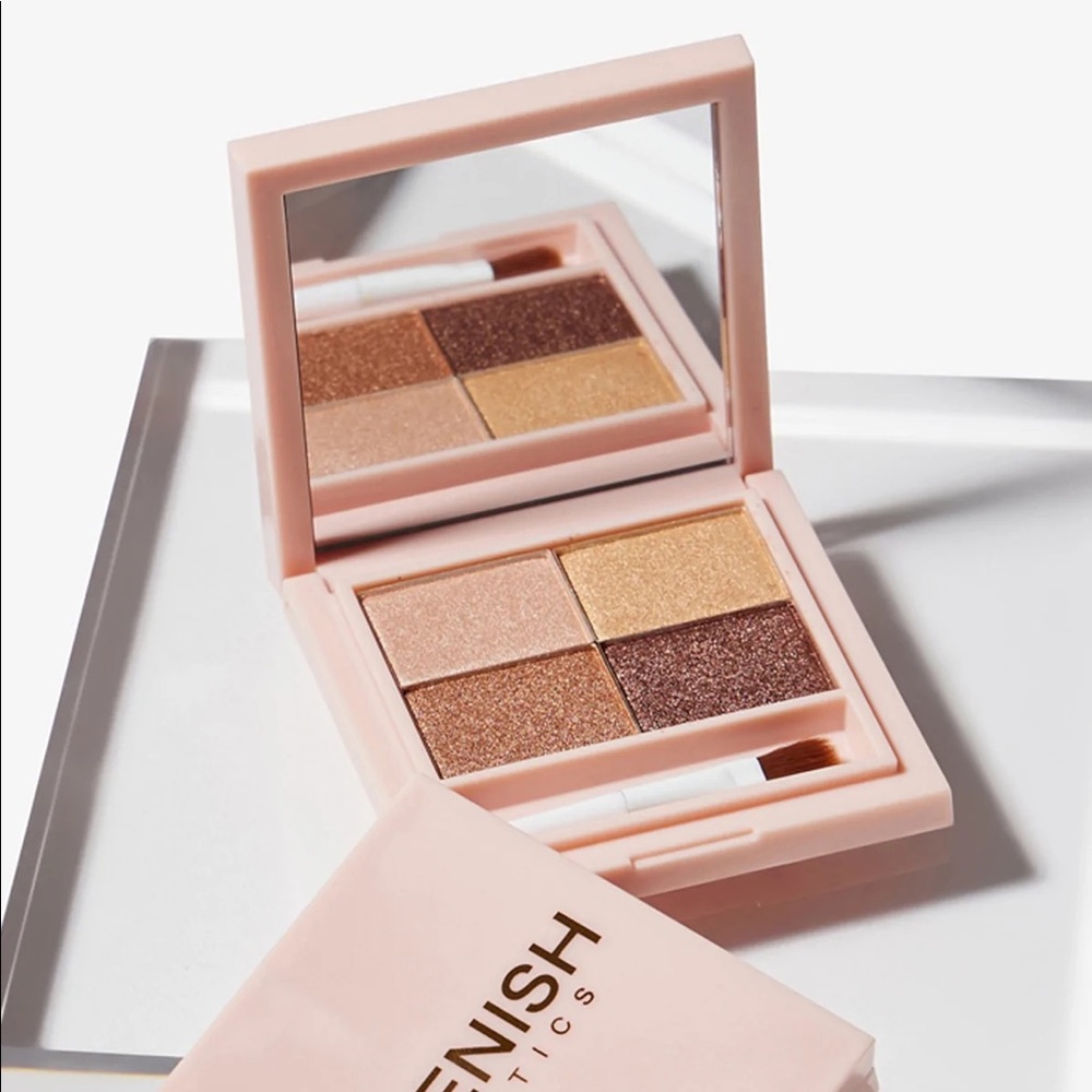 Kittenish SHIMMER EYESHADOW QUAD palette Metallic satin finish Full pigment